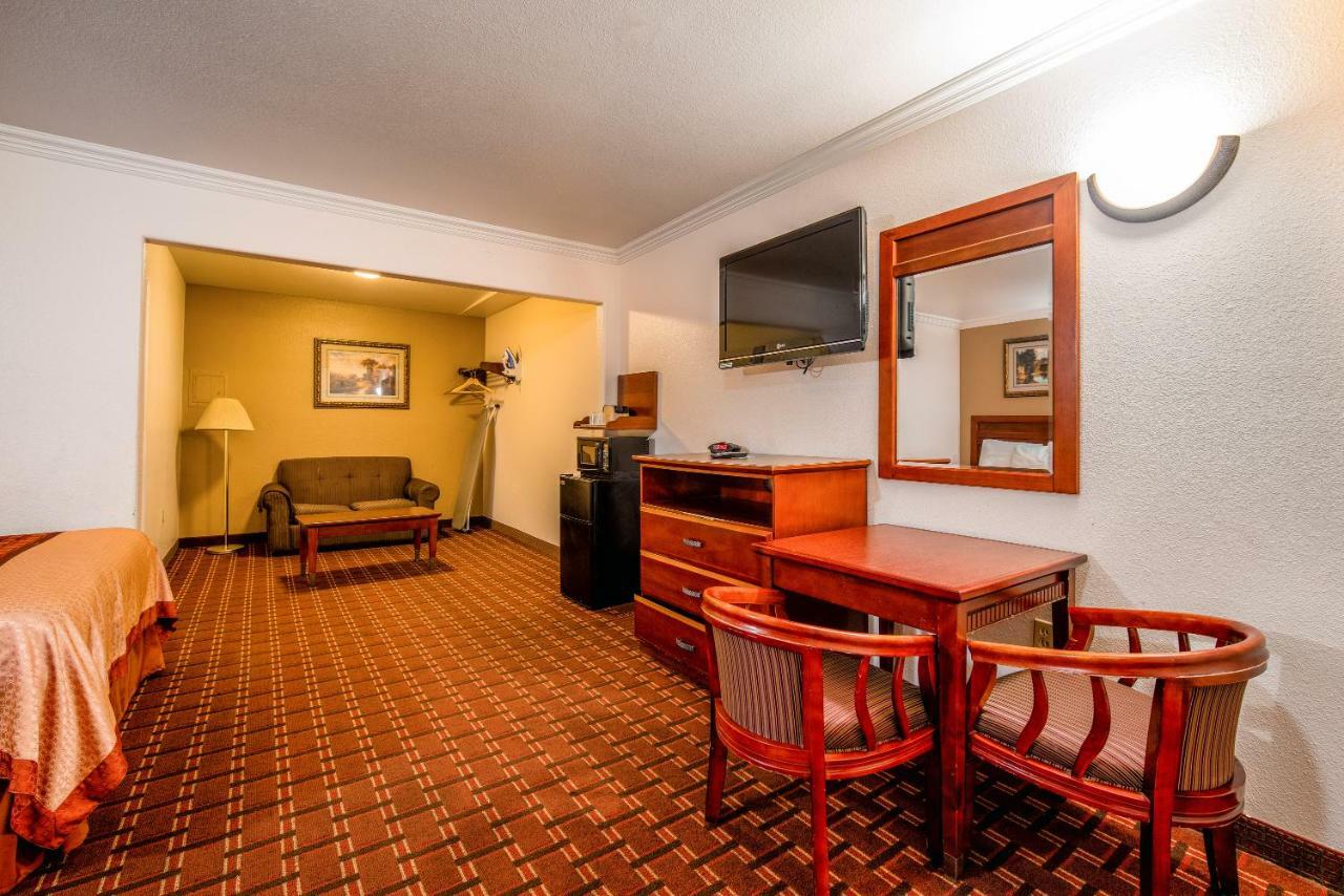 Regency Inn & Suites داوني المظهر الخارجي الصورة