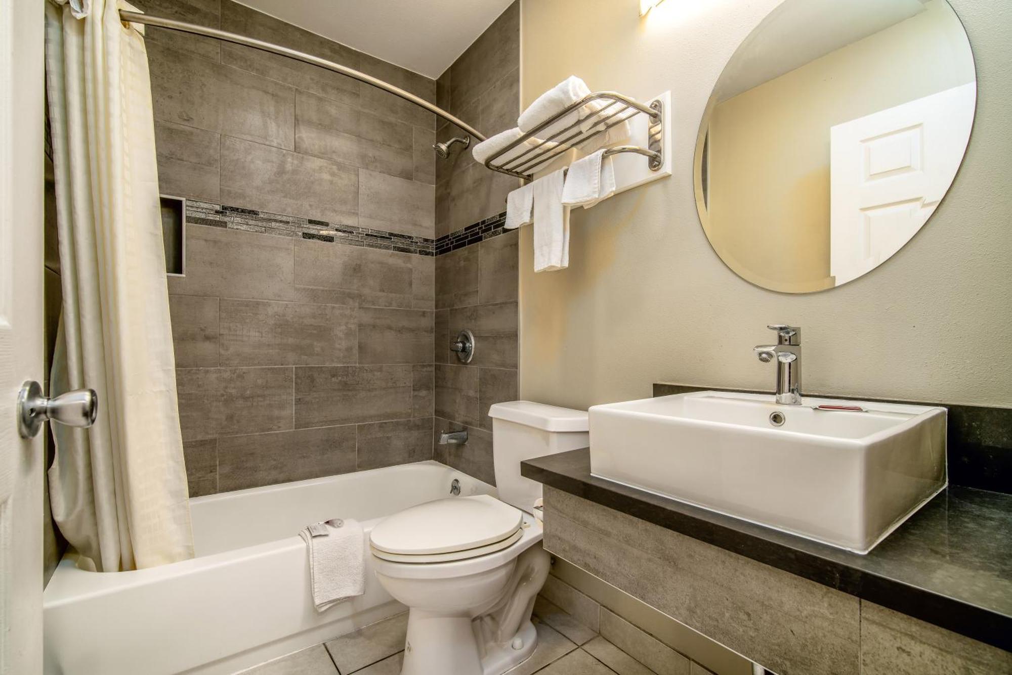 Regency Inn & Suites داوني المظهر الخارجي الصورة